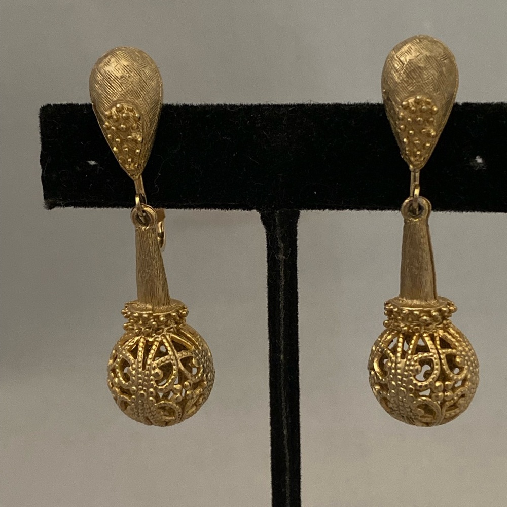 Vintage gold tone filigree drop clip earrings